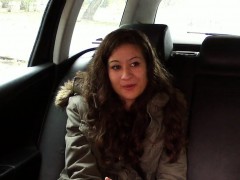 Babe without money fucks in taxi