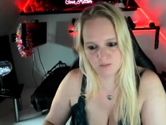 Busty webcam blonde in lingerie
